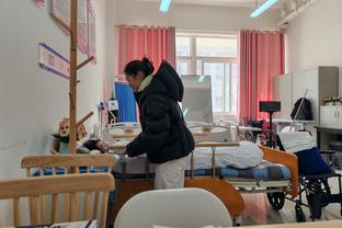 太熟悉了！杨旭在横滨探班老东家泰山队，免费享受队医理疗按摩